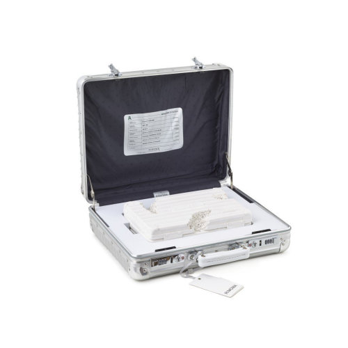 Eroded Suitcase-1

Daniel Arsham x Rimowa,
2019,
Plaster, glass fragments and RIMOWA briefcase,
H37 x W46 x D14 cm
